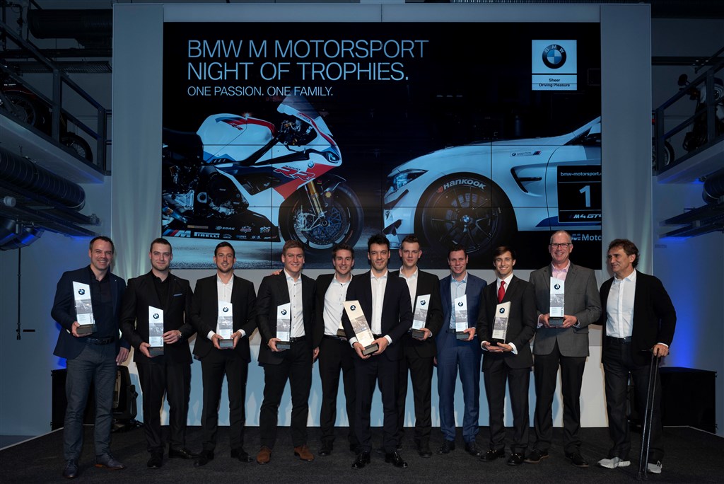 Modtagerne af kører trofæerne. Johan Schwartz står som nr to fra højre.
(Foto: BMW M Motorsport)